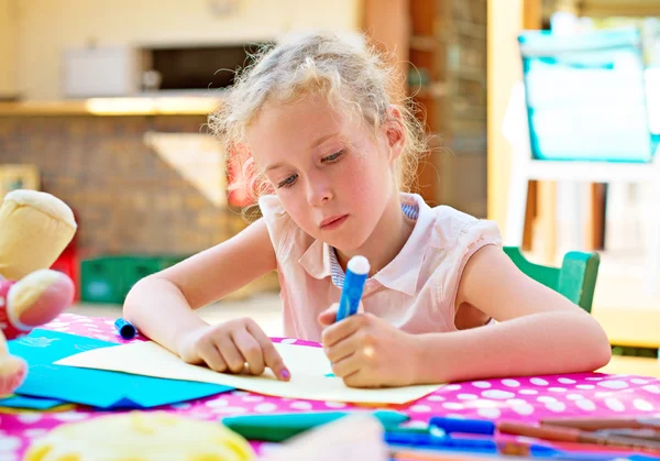 Schattig klein meisje tekenen met viltstift. — Stockfoto