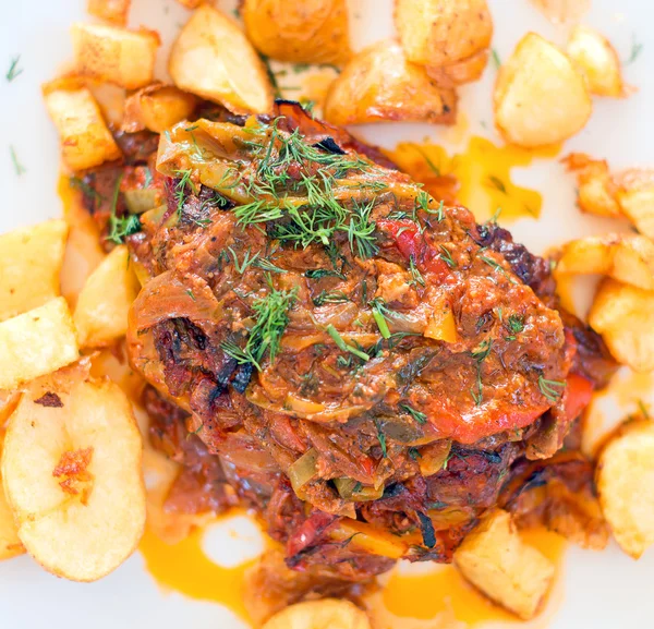 Vissen met tomatensaus en gebakken aardappelen. — Stockfoto