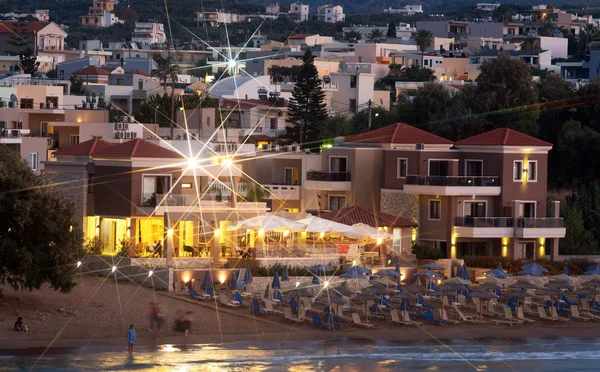 Nachtblick auf Strand mit Hotel. — Stockfoto