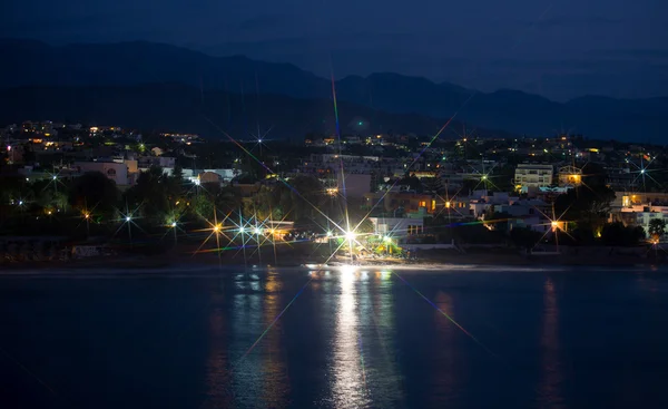 Vista nocturna de la playa con casas . —  Fotos de Stock