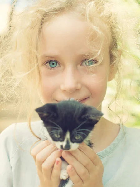 Cute little girl holding little kitten. — Stock Photo, Image