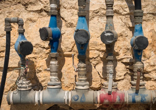 Sistema de contadores de agua en la calle . — Foto de Stock