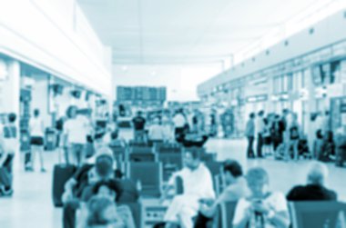 Birçok yolcu havaalanında. Bulanık görüntü. Arka plan için uygundur..