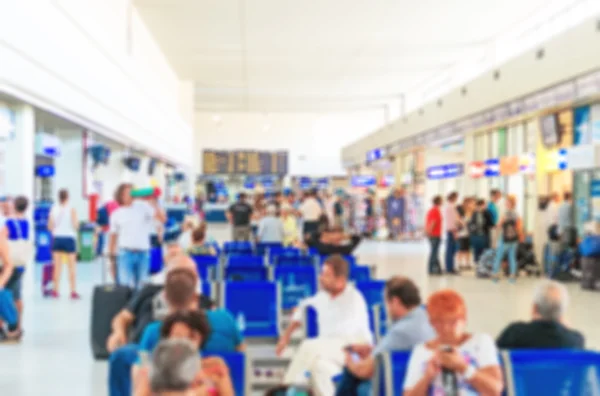 Viele Passagiere am Flughafen. verschwommenes Bild. für Hintergrund geeignet. — Stockfoto