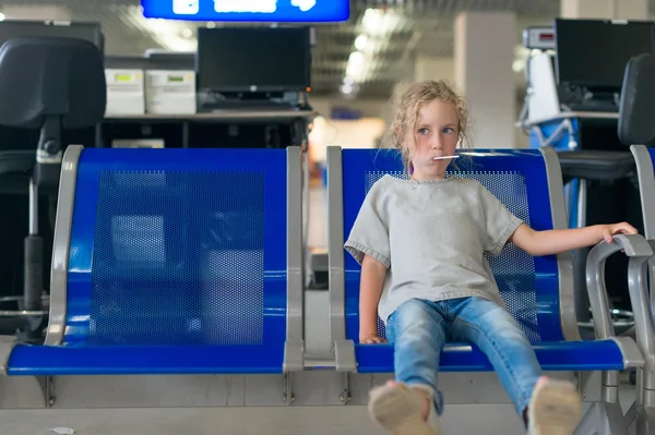 Malá holčička, čekání na letadlo na letišti. — Stock fotografie