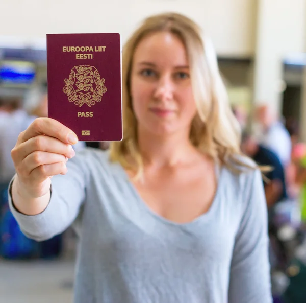 Mujer mostrando pasaporte sindical europeo. Ciudadanía estonia . —  Fotos de Stock