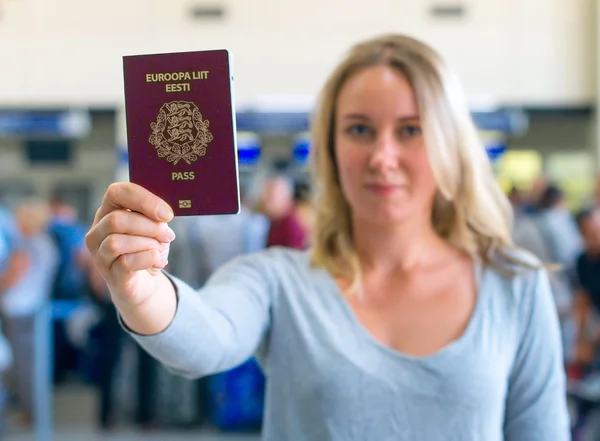 유럽 연합 여권을 보여주는 여자. 에스토니아어 시민권. — 스톡 사진