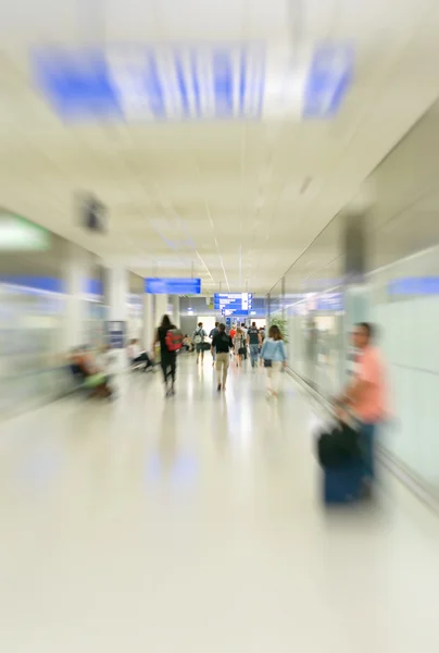 Viele Passagiere am Flughafen. verschwommenes Bild. für Hintergrund geeignet. — Stockfoto