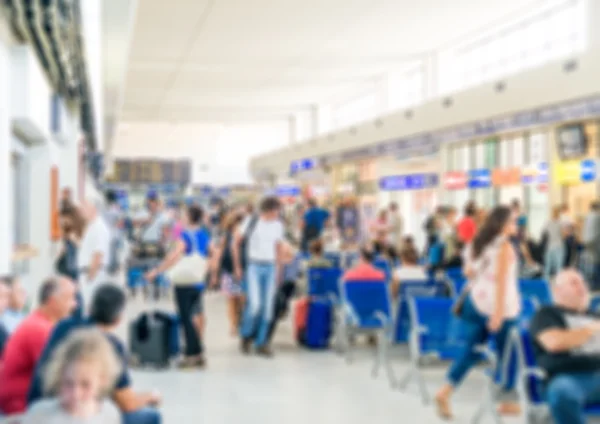 Muitos passageiros no aeroporto. Imagem turva. Adequado para fundo . — Fotografia de Stock