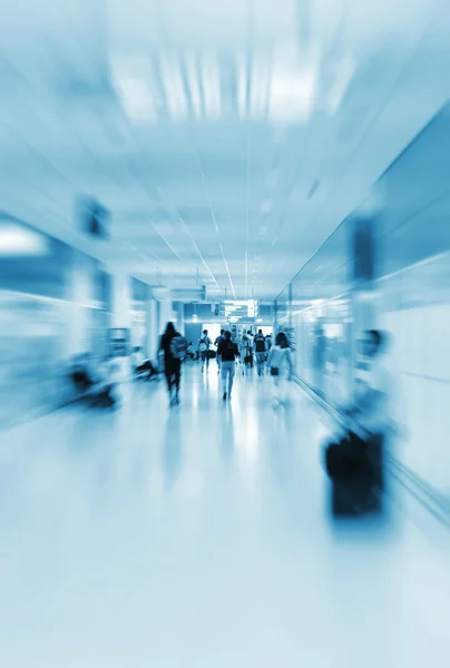 Viele Passagiere am Flughafen. verschwommenes Bild. für Hintergrund geeignet. — Stockfoto