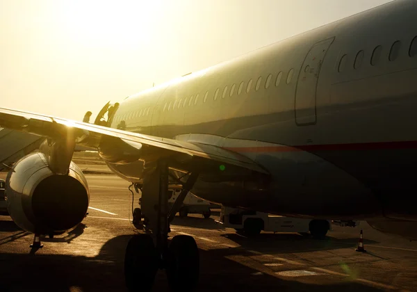 Airplane Boarding. Passengers climb the ladder. — Stock Photo, Image