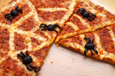 Cadılar Bayramı için fikirler. Zeytin örümcekli pizza..