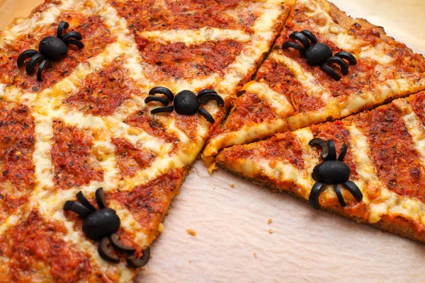 Ideen für Halloween. Pizza mit Olivenspinnen. — Stockfoto
