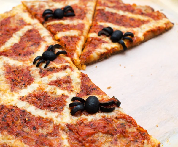 Ideen für Halloween. Pizza mit Olivenspinnen. — Stockfoto