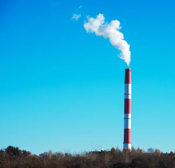 Inquinamento atmosferico. smog sporco dal grande camino di fabbrica . — Foto Stock