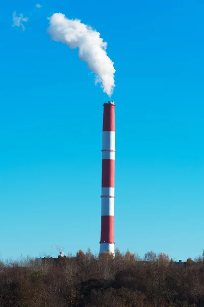 Inquinamento atmosferico. smog sporco dal grande camino di fabbrica . — Foto Stock