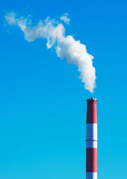 Znečištění ovzduší. Znečištěný smogem z velké tovární komín. — Stock fotografie