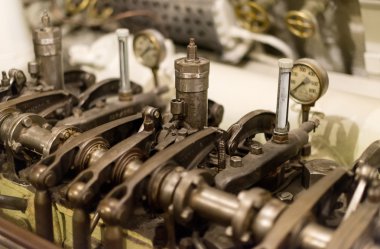 Denizaltı içinde eski dizel motor.