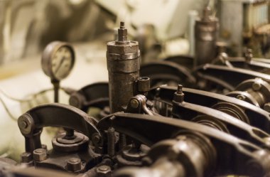 Denizaltı içinde eski dizel motor.
