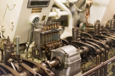 Denizaltı içinde eski dizel motor.