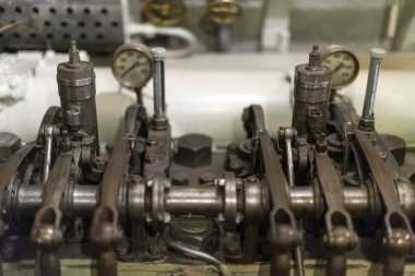 Denizaltı içinde eski dizel motor.