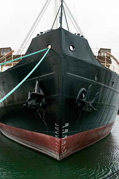 Παγοθραυστικό αγκυροβολημένο στον κόλπο. Μύτη του πλοίου. — Φωτογραφία Αρχείου