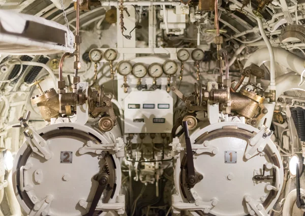 Vista detalhada da sala de torpedos no submarino . — Fotografia de Stock