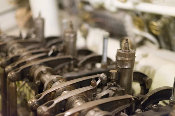 潜水艦の中の古いディーゼル エンジン. — ストック写真