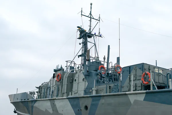 Военно-морской корабль с радаром и оружием . — стоковое фото