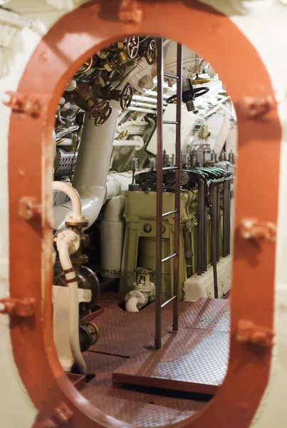 U-Boot-Innenraum. Blick auf den Dieselmotor. — Stockfoto