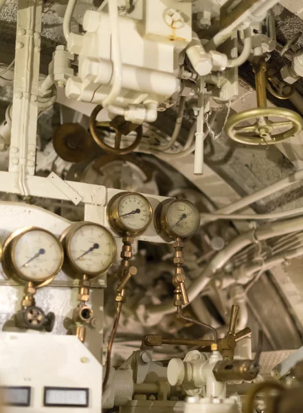 Vue détaillée de nombreux manomètres à l'intérieur du sous-marin . — Photo