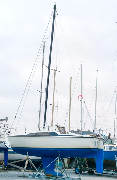 Yachts parked on the beach in the off-season. — Stock Photo, Image