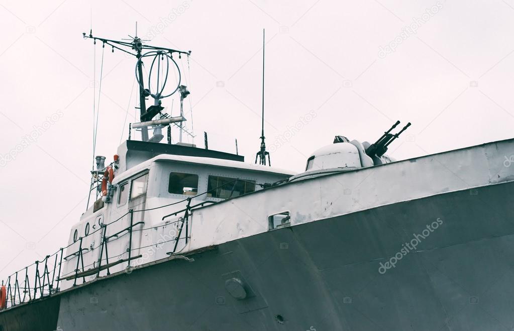 Patrol ship with radar and gun.