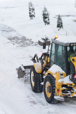 Sokakta kar kürekle traktör. Senin metin için yer.