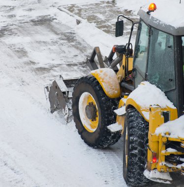 Sokakta kar kürekle traktör. Senin metin için yer.