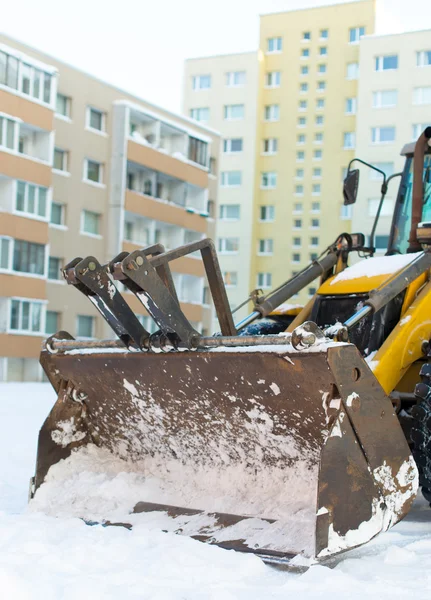 Trator está pronto para limpar a neve na rua . — Fotografia de Stock