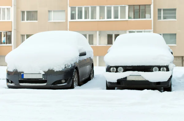 Coches cubiertos de nieve en la calle en invierno . —  Fotos de Stock