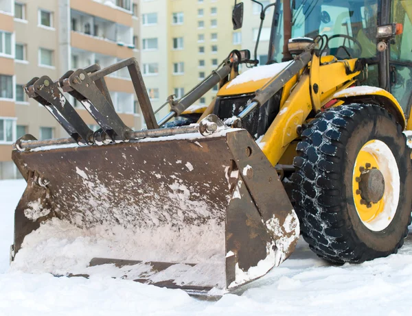 Trator está pronto para limpar a neve na rua . — Fotografia de Stock