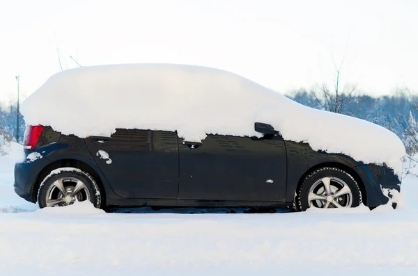 Samochód pokryty śniegiem w zimie. — Zdjęcie stockowe