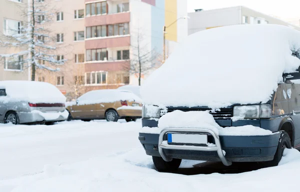 Samochody pokryte śniegiem na ulicy w zimie. — Zdjęcie stockowe