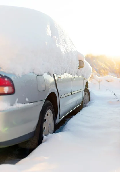 Coche cubierto de nieve en el invierno. —  Fotos de Stock