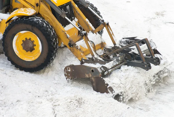 Ciągnika shoveling śniegu na ulicy. — Zdjęcie stockowe