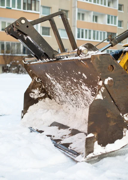 拖拉机是准备清除街道上的积雪. — 图库照片