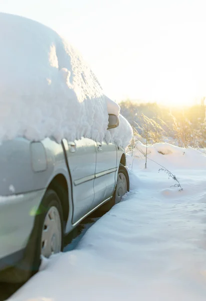 Araba kışın karla kaplıydı.. — Stok fotoğraf