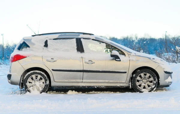 Carro coberto de neve no inverno. — Fotografia de Stock