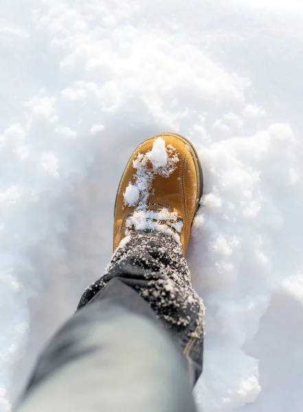 Bota de hombre en la nieve en invierno . —  Fotos de Stock