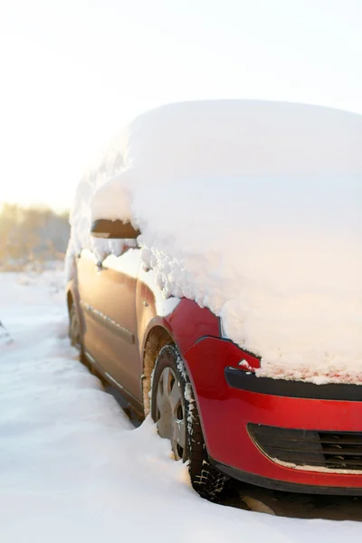 在冬天白雪覆盖的红色汽车. — 图库照片