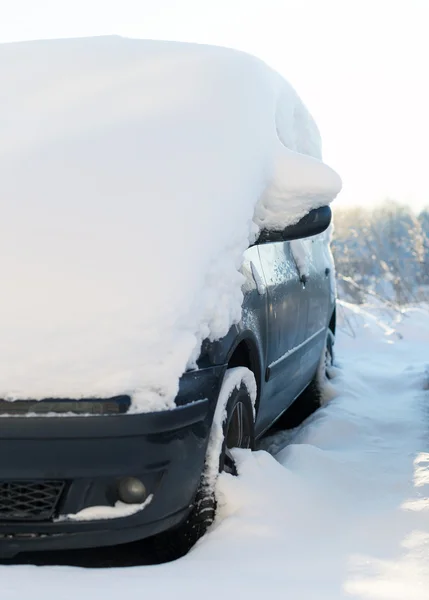 Αυτοκίνητο καλυμμένο με χιόνι το χειμώνα. — Φωτογραφία Αρχείου