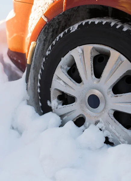 Rueda de coche cubierta de nieve en invierno . —  Fotos de Stock