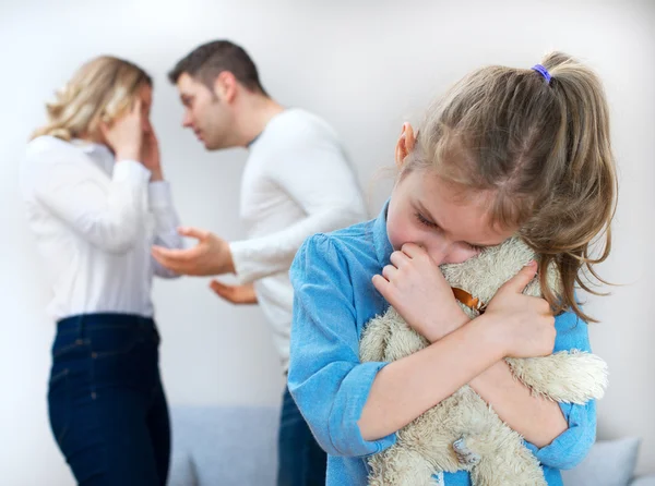 Eltern streiten sich zu Hause, Kind leidet. — Stockfoto